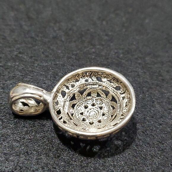 Vintage pendants, set of 2, 1 3/4" & 2", Pre-loved - Picture 5 of 5